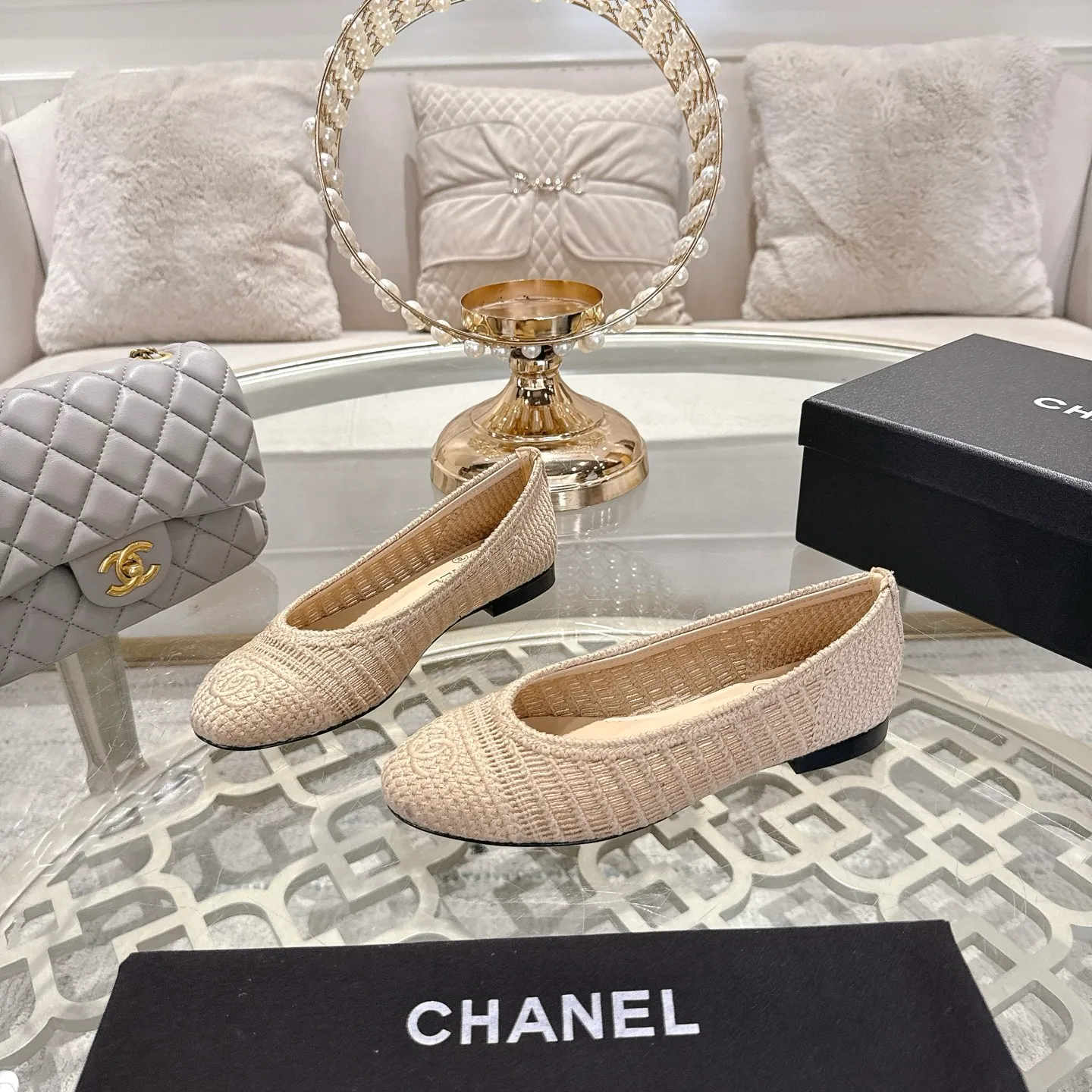 💕💕Factory direct selling price p540💕💕 Chanel 25SS finally releases woven ballet shoes‼ ️ Shoes worthy of their own article, I have to say that they are finally waiting for you! So elegant and chill. Wear it in the summer to enjoy the breeze and walk on the street. Round square toe design. Cute and cute~ The appearance is super online. When you wear it, you will feel like a wealthy daughter. I thought it was good-looking. Only when I put it on my feet do I know how easy it is to wear~ Upper: Exclusive custom-made mesh (comfortable and breathable) Foot pad: Sheepskin Outsole: Genuine leather sole imported from Italy Size: 35-39 (customized at 40.41.42)